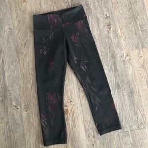Lulu Lemon cropped fitness pants purple & black